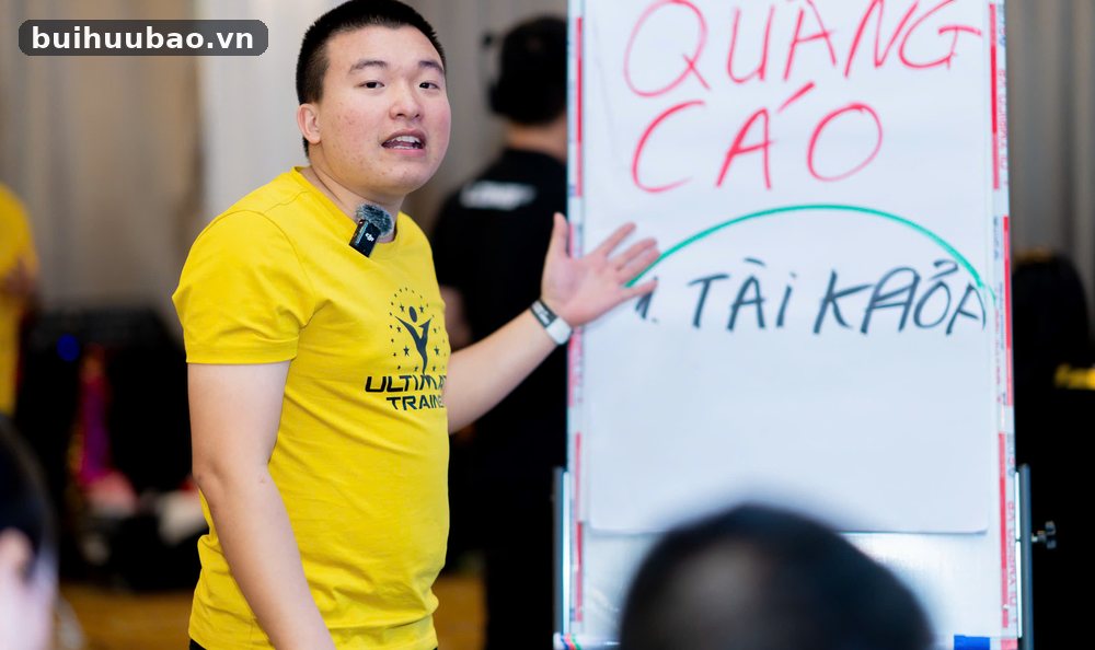 Bùi Hữu Bảo giảng về quảng cáo bên bảng trắng